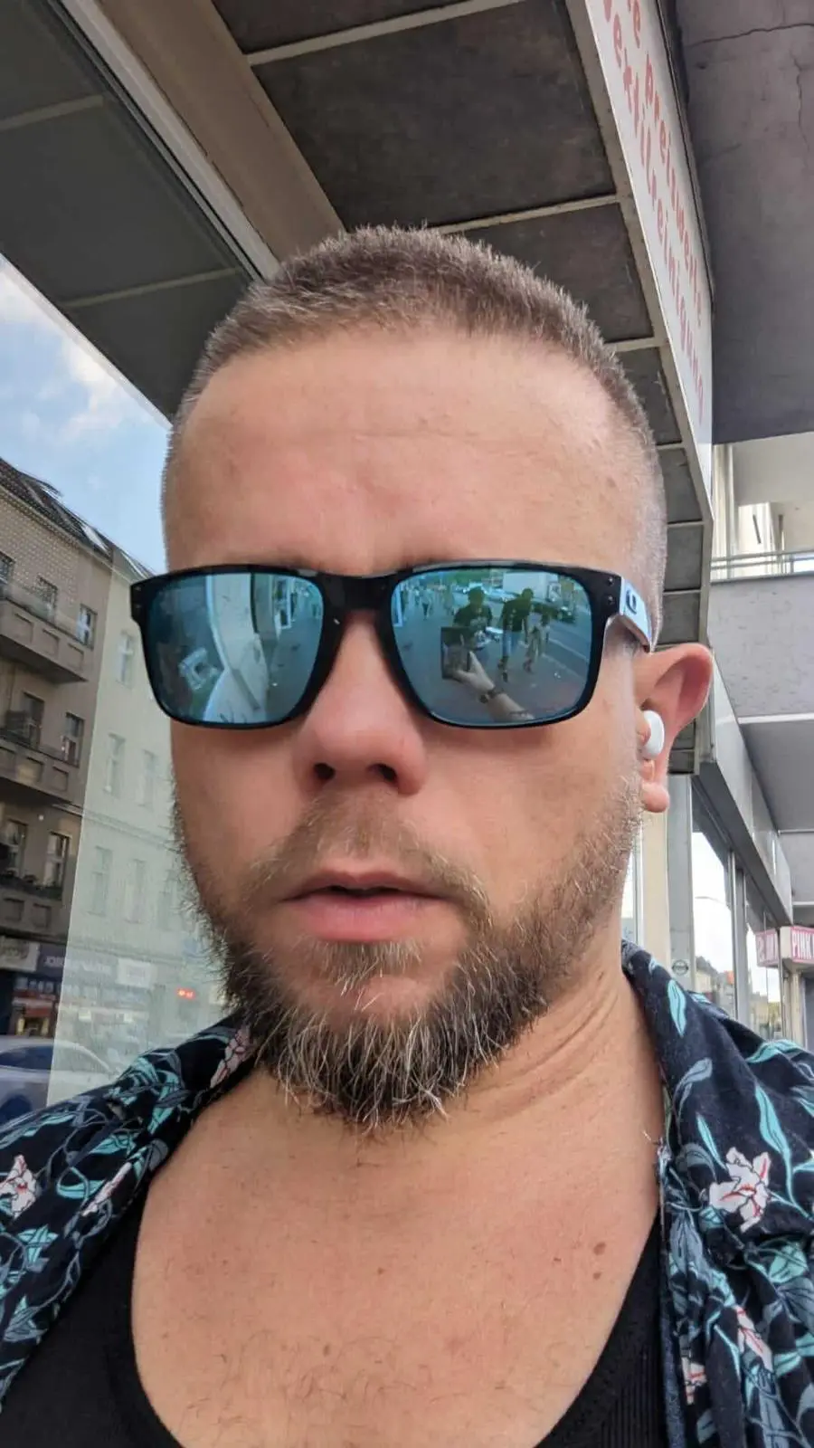 Portret Pawła w okularach przeciwsłonecznych