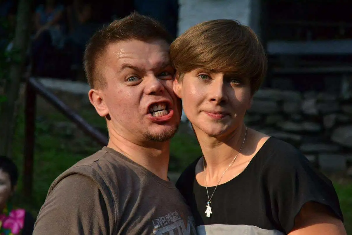 Paweł w zabawnej pozie podczas spotkania
